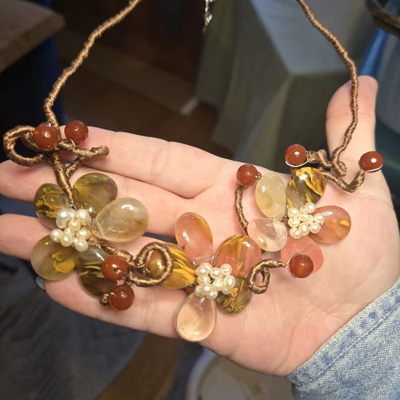 Elegant Floral Beaded Necklace - Picture 5 of 9